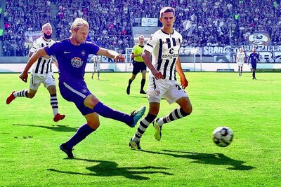 16. September 2018: Jan Hochscheidt kommt vor St. Paulis Johannes Flum (rechts) zum Schuss, trifft zum 3:1 und sichert dem FC Erzgebirge Aue den ersten Saisonsieg. 