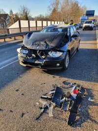 Beide Insannen des BMW wurden leicht verletzt.
