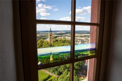 Die Fenster der Turmgalerie Augustusburg wurden mit Panoramabildern aufgewertet, wie beispielsweise der direkte Blick zur Augustusburger Stadtkirche St. Petri zeigt.