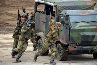 Die Bundeswehr muss schneller werden: Soldaten trainieren im niedersächsischen Munster bei einer Luftlandeübung. 