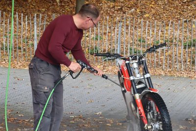 Um die Technik und deren Säuberung kümmert sich Vater David Wienhold.