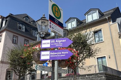 Der Purple Path mit Skulpturen von Ulli Aigner und Rebecca Horn ist nur einen Katzensprung vom Marktplatz entfernt.