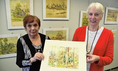 Die Schwestern Renate Wolf (links) und Gabriele Perl sind Großnichten des Malers Max Schneider. 2019 zeigten sie dessen Bilder in Oelsnitz - und ab sofort gibt es für sein Werk eine eigene Homepage. 