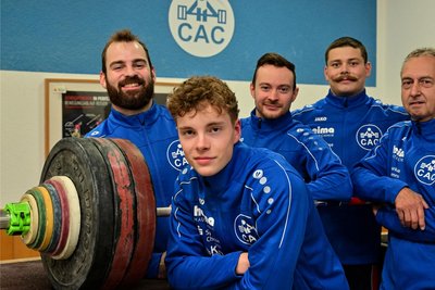 Raphael Friedrich, Willy Perthel, Christoph Pichler, Kapitän Kurt Perthel und Trainer Andreas Rehwagen (von links nach rechts) haben sich in Vertretung für die ganze CAC-Mannschaft für den Fotografen aufgebaut. 