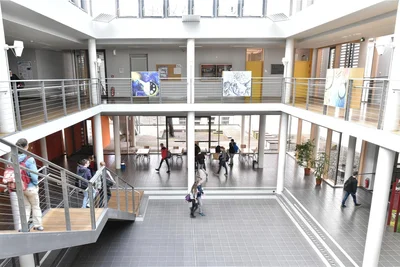 Das France Mobil macht am Montag am Freiberger Schollgymnasium, hier ein Blick ins Atrium, halt.
