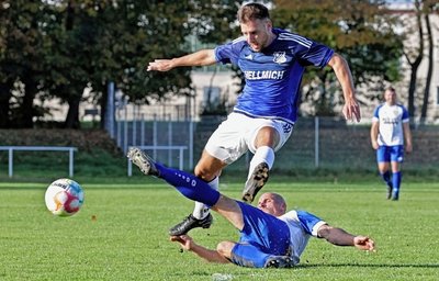 Domenic Knoll (blaues Trikot) steht dem VfB Empor Glauchau fürs letzte Heimspiel in diesem Jahr wieder zur Verfügung. 