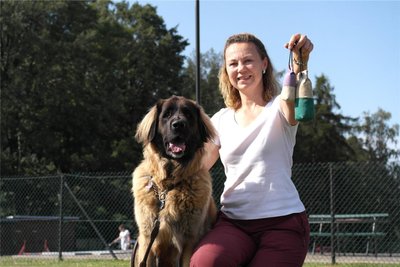 Irina Semenova, hier mit Leonberger Wiki, zeigt Dummys, die fürs Training benutzt werden. Geübt wird etwa das Apportieren.