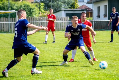 Fabio Kurzendöfer (links) und Mick-Alexander Naar von der SG Jößnitz kommen im Spitzenspiel der Vogtlandklasse vor den Weischlitzern an den Ball.