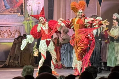 Stefanie Metzler (l.) und Frank Unger bewiesen, dass es im Theater keine kleinen Rollen gibt: Mit Präzision und feinem Gespür für Timing wurden ihre Auftritte zu heimlichen Glanzpunkten des Abends.
