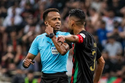 Für ihn endete der WM-Traum an der Grenzkontrolle: Schiedsrichter Omar Artan. (Archivbild)