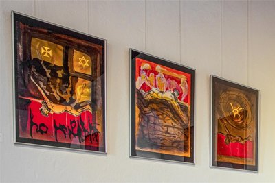 Aus seiner zwölfteiligen Serie „2000 Jahre und kein neuer Gott“ hat Uwe Schwarz mehrere Bilder für die aktuelle Ausstellung ausgewählt.
