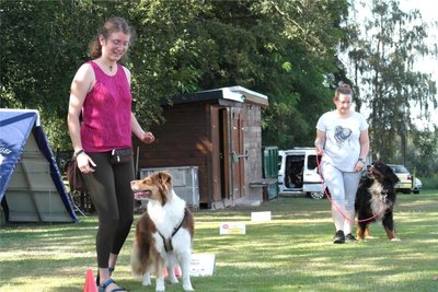 Sophia Theilacker, hier mit ihrem Australian Shepherd, trainiert für das Rally-Obedience-Turnier im August.
