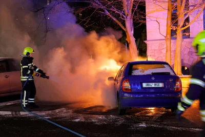Auf dem Sonnenberg brannte am Dienstagabend ein Skoda lichterloh.