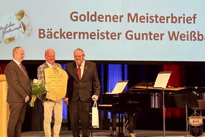 Gunter Weißbach bekam in Aue für 50 Jahre Bäckereihandwerk den Goldenen Meisterbrief überreicht.