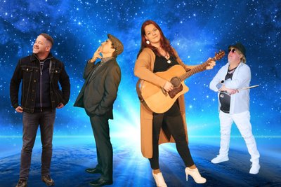 Zum Musikprojekt „Ostrock Pur“ zählen um Sängerin Sirin Hergert drei weitere gestandene Musiker. Sie werden Ostersonntag ihre Tour „Am Fenster 2026“ starten.