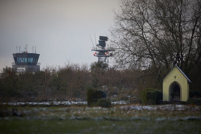 Der Radarturm und der Tower des Bundeswehr Fliegerhorstes in Büchel (Rheinland-Pfalz). Auf dem Luftwaffenstützpunkt sollen US-amerikanische Atombomben vom Typ B61 lagern.