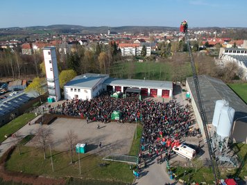 Nach ersten Schätzungen haben sich am späten Mittwochnachmittag etwa 1000 Menschen am Feuerwehrgerätehaus in Frankenberg bei einer vom Sender Radio PSR veranstalteten Party versammelt.