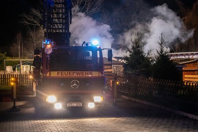 Nach Polizeiangaben war es an der Hohensteiner Straße auf einem Grundstück in einem überdachten Sitzplatz, ähnlich eines Pavillons, zu einem Feuer gekommen.