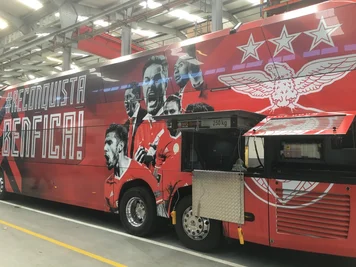 IWS baut Kräne auch im Mini-Format - hier einen, der das bequeme Verladung von Equipment-Kisten in den Team-Bus von Benfica Lissabon ermöglicht.