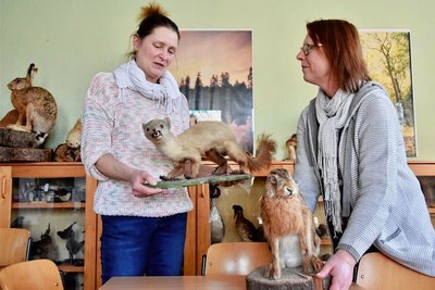 Die Lehrerinnen Cornelia Lorenz (links) und Beate Kochübernehmen den Unterricht im Schulbiologiezentrum im Botanischen Garten.