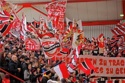 So haben die Fans aus der Heine-Kurve ihre Mannschaft begrüßt. 
