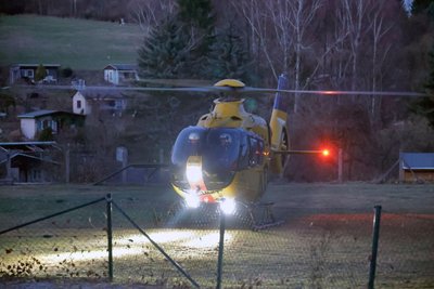 Dieser Rettungshubschrauber landete am Samstagabend unweit des Brandortes.