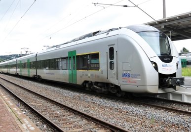 Der modernisierte Bahnsteig 3 und 4 (rechts) ermöglicht den barrierefreien Zustieg. Bis 2023 werden auch die Aufzüge eingebaut. 