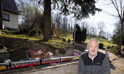 Kurz vor Ostern machte Bernd Kießling seine Gartenbahn an der Oelsnitzer Straße in Plauen wieder startklar. Besucher brauchen nur rechts den Schalter zu drücken, dann fahren mitunter vier Züge auf der 30 mal 6 Meter großen Bahn, die durch die private Einfahrt geteilt ist.  
