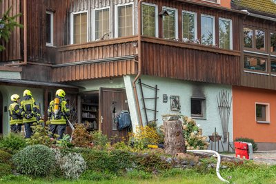 An der Wand über dem Garagenfenster sind Spuren des Brandes zu sehen. Die Feuerwehr verhinderte Schlimmeres.