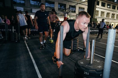 Erik Pomp am Sled Push. Das Schieben eines Gewichtsschlittens gehört ebenfalls zu den Disziplinen beim Hyrox.