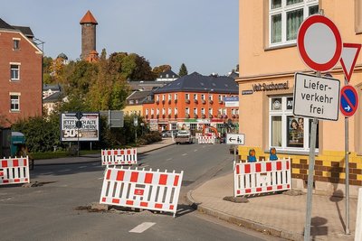 Die Fahrbahn der Breitscheidstraße zwischen Lauckners Kreuzung und Hainstraße wird erneuert. Außerdem entsteht ein Stück vor dem Eiscafé Venezia (Bildmitte) eine Verkehrsinsel. Der Liefer- und Linienverkehr läuft über die Hainstraße und wird per Ampel geregelt. 