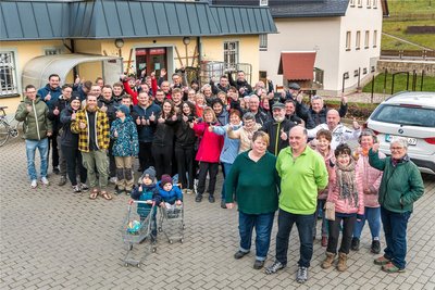Mehr als 50 Pobershauer waren am späten Montagnachmittag zu dem kleinen Lebensmittelladen im Ort gekommen, um Betreiberfamilie Ehnert (vorn) zu ihrem Jubiläum zu gratulieren.