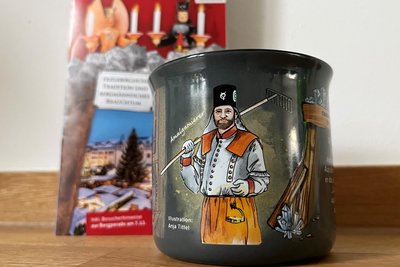 Das bergmännische Gewerk des Amalgamierers ziert die neue Christmarkttasse. Der Entwurf für die Illustration stammt von der Freiberger Designerin Anja Tittel.