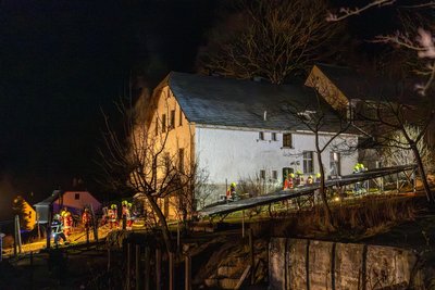Aus einiger Entfernung wird deutlich, was der Feuerwehr bei ihrem Einsatz Probleme bereitete: die starke Hanglage des Grundstücks an der Oberen Straße in Schönheide.