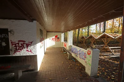 Der Kiosk im Wilhelm-Wunderlich-Park in Meerane präsentiert sich aufgrund der Schmiereien als Schandfleck. 