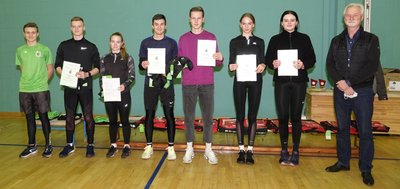 Der leitende Landestrainer des Leichtathletik-Verbandes Sachsen, Joachim Erdmann (r.), berief Noah Rölle, Fabian Schneider, Jessica Viertel, Anthony Schreiter, Carl Heymann, Luise Sommer und Vanessa Schubert (v. l.) in den Landeskader. Schreiter startet für den SV Sachsenring Hohenstein-Ernstthal, während die anderen Sportlerinnen und Sportler Mitglieder des SV Vorwärts Zwickau sind. 