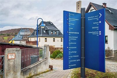 Insgesamt 52 Schilder und Vitrinen waren 2016 in Bad Schlema angeschafft worden. 