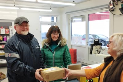Unternehmer Tilo Lahn mit Frau Sigrid (v. l.) bei Mitarbeiterin Gaby Buschbeck in der Drogerie mit Post.