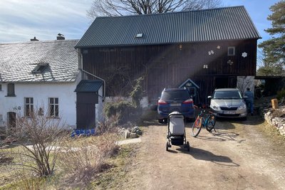 Am Tag nach dem Brand ist die Familie zu ihrem Haus zurückgekehrt. Weil dort aber alles nach Rauch riecht, bleibt sie die nächsten Tage zunächst bei einem Nachbarn.