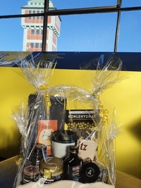 Schön verpackt: eines der Geschenkesets aus regionalen Produkten. 