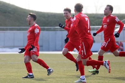Die Zwickauer Spieler jubeln nach dem 1:0 durch Nils Miatke (l.).