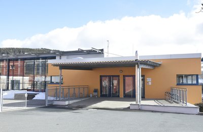 Die 2007 eingeweihte Drei-Felder-Sporthalle am Klingenthaler Schulzentrum auf dem Amtsberg - im Bild der Eingangsbereich - ist zu klein geworden. Sie soll erweitert werden. 
