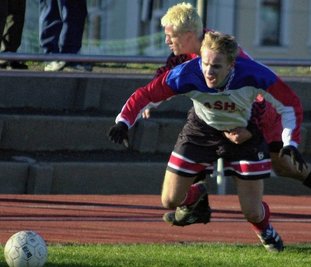 20. November 2000: Der für den VfB Annaberg spielende Szymon Marciniak (v.) wird vom Rochlitzer René Loose am Durchbruch gehindert. 1:1 endete die Partie, 5:1 gewannen die Erzgebirger das Rückspiel in der Muldestadt am 27.Mai 2001. Beim Abpfiff stand der Pole nicht mehr auf dem Feld - er flog laut Spielbericht "wegen Meckerns und einem Nachhaken-Foul" kurz vorm Ende mit Gelb/Rot vom Platz. 22 Jahre später entschied der Pole über ähnliche Situationen - beim Weltmeisterschaftsfinale.