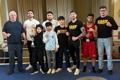 Trainer Frank Hillmer (links) war mit dem Abschneiden der Boxer des KSSV Zwickau in Barby zufrieden.