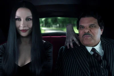 Eltern zum Loswerden: Catherine Zeta-Jones als Morticia und Luis Guzmán als Gomez.