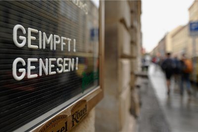 Geimpft, genesen und Abstand - das beinhaltet im Wesentlichen die neue 2G-Regel für Kultur- und Freizeiteinrichtungen seit Montag in Sachsen und in weiteren Bundesländern. 