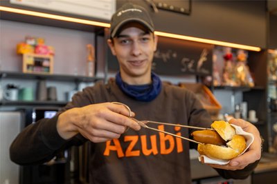 Nick Friedrich gehört zum jungen Team im Tank- und Waschcenter. Der 18-Jährige ist Verkäufer-Azubi im erstren Lehrjahr. Wie üblich an Tankstellen, gibt es hier auch Bockwurst.