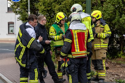 Die Experten der Feuerwehr berieten sich vor Ort über die richtige Vorgehensweise.