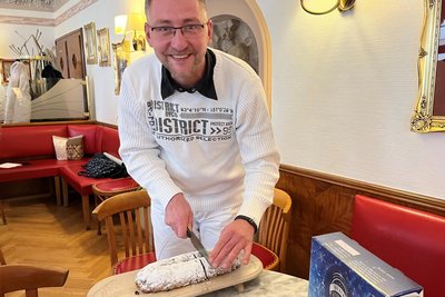 Bäckermeister Paul Schaarschmidt von der Freiberger Bäckerei Schaarschmidt präsentiert den Silberstollen.