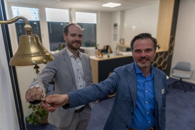 Wird ein Auftrag per Unterschrift perfekt gemacht, läuten Jörg Bechmann, Niederlassungsleiter Sachsen, und Sales-Manater Henning Förster die Glocke.